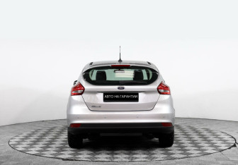 Подержанный автомобиль Ford Focus Hatchback 2017 года (5 фото)