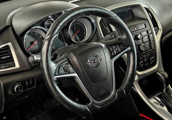 Подержанный автомобиль Opel Astra Hatchback 2012 года (12 фото)