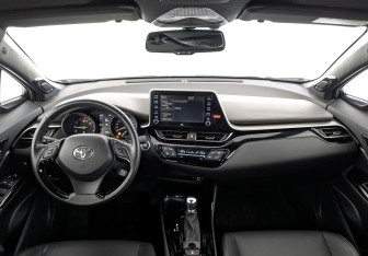 Подержанный автомобиль Toyota C-HR 2021 года (14 фото)