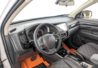 Подержанный автомобиль Mitsubishi Outlander 2022 года (16 фото)