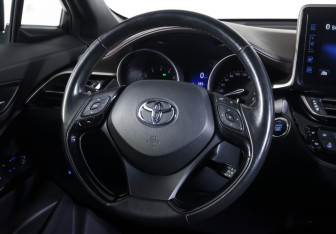 Подержанный автомобиль Toyota C-HR 2018 года (13 фото)