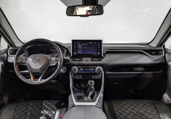 Подержанный автомобиль Toyota RAV4 2021 года (14 фото)
