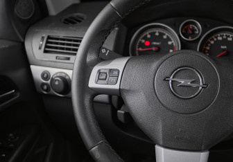 Подержанный автомобиль Opel Astra Sedan 2011 года (10 фото)