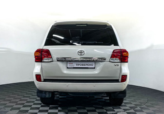 Подержанный автомобиль Toyota Land Cruiser Suv 2014 года (6 фото)