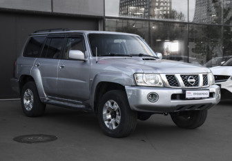 Подержанный автомобиль Nissan Patrol 2005 года (3 фото)