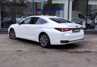 Подержанный автомобиль Lexus ES 2021 года (6 фото)