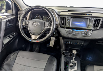 Подержанный автомобиль Toyota RAV4 2017 года (27 фото)