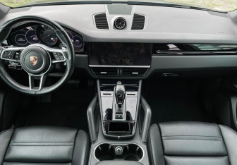 Подержанный автомобиль Porsche Cayenne 2021 года (12 фото)