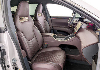 Подержанный автомобиль Avatr 11 2023 года (25 фото)