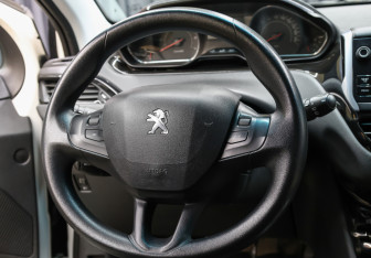 Подержанный автомобиль Peugeot 208 2013 года (17 фото)