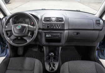 Подержанный автомобиль Skoda Fabia Hatchback 2011 года (12 фото)