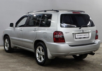 Подержанный автомобиль Toyota Highlander 2004 года (7 фото)