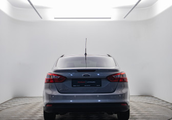 Подержанный автомобиль Ford Focus Sedan 2011 года (6 фото)