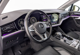 Подержанный автомобиль Volkswagen Touareg 2020 года (16 фото)