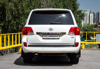 Подержанный автомобиль Toyota Land Cruiser Suv 2015 года (5 фото)