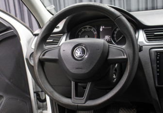 Подержанный автомобиль Skoda Rapid Liftback 2017 года (17 фото)