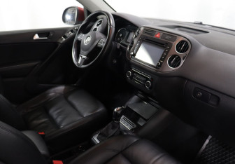 Подержанный автомобиль Volkswagen Tiguan 2011 года (10 фото)