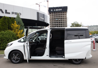 Подержанный автомобиль Honda Freed 2022 года (19 фото)