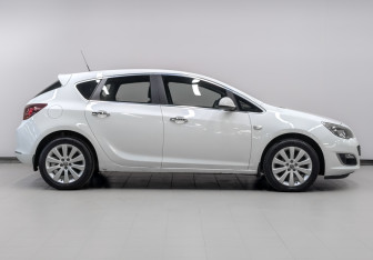 Подержанный автомобиль Opel Astra Hatchback 2012 года (4 фото)