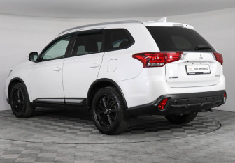 Подержанный автомобиль Mitsubishi Outlander 2019 года (7 фото)