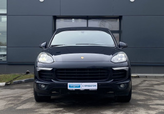 Подержанный автомобиль Porsche Cayenne 2015 года (2 фото)