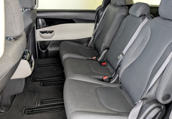 Подержанный автомобиль Kia Carnival 2021 года (12 фото)