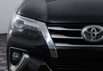 Подержанный автомобиль Toyota Fortuner 2017 года (7 фото)