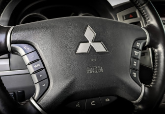 Подержанный автомобиль Mitsubishi Pajero 2017 года (25 фото)