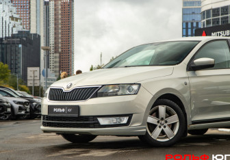 Подержанный автомобиль Skoda Rapid Liftback 2014 года (15 фото)