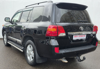 Подержанный автомобиль Toyota Land Cruiser Suv 2012 года (7 фото)
