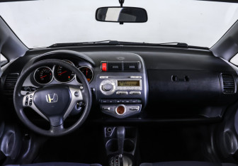 Подержанный автомобиль Honda Jazz 2006 года (14 фото)