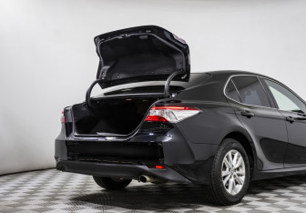Подержанный автомобиль Toyota Camry Sedan 2019 года (17 фото)