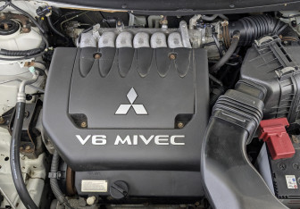 Подержанный автомобиль Mitsubishi Outlander 2014 года (9 фото)