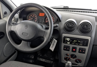 Подержанный автомобиль Renault Logan Sedan 2008 года (25 фото)