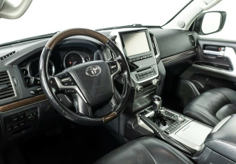 Подержанный автомобиль Toyota Land Cruiser Suv 2015 года (7 фото)