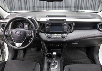 Подержанный автомобиль Toyota RAV4 2016 года (14 фото)