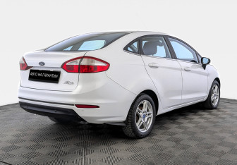 Подержанный автомобиль Ford Fiesta Sedan 2015 года (3 фото)