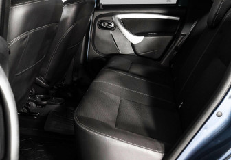 Подержанный автомобиль Nissan Terrano 2015 года (9 фото)