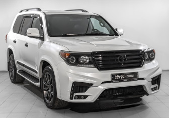 Подержанный автомобиль Toyota Land Cruiser Suv 2015 года (3 фото)