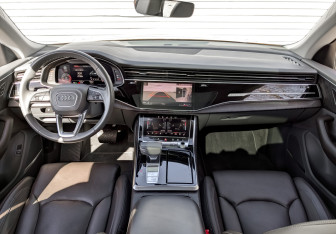Подержанный автомобиль Audi Q8 2019 года (14 фото)