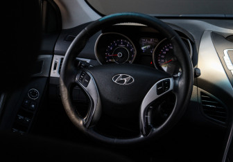 Подержанный автомобиль Hyundai Elantra Sedan 2011 года (11 фото)