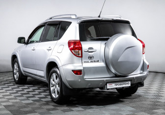 Подержанный автомобиль Toyota RAV4 2008 года (7 фото)