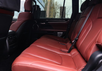 Подержанный автомобиль Lexus LX 2017 года (8 фото)