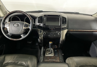 Подержанный автомобиль Toyota Land Cruiser Suv 2009 года (12 фото)