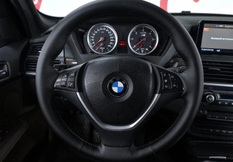 Подержанный автомобиль BMW X5 2009 года (10 фото)