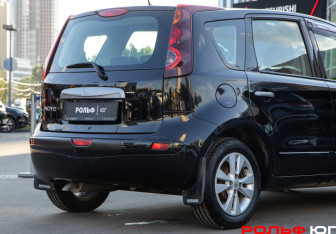Подержанный автомобиль Nissan Note 2010 года (16 фото)