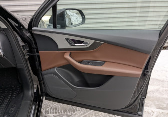 Подержанный автомобиль Audi Q7 2016 года (25 фото)