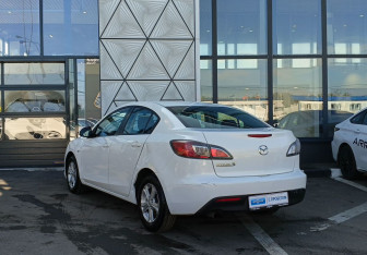 Подержанный автомобиль Mazda 3 Sedan 2011 года (7 фото)