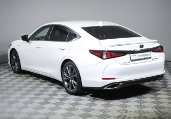 Подержанный автомобиль Lexus ES 2019 года (7 фото)
