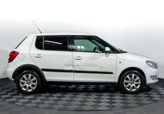 Подержанный автомобиль Skoda Fabia Hatchback 2010 года (4 фото)